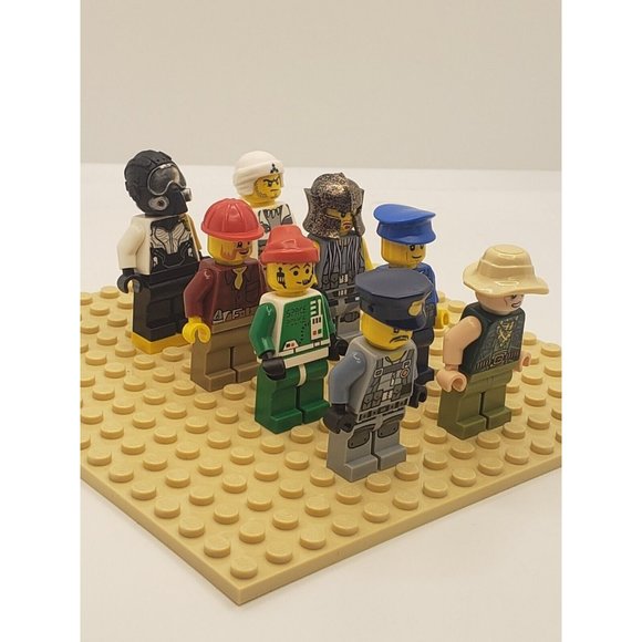 LEGO Minifigure Mixed Lot of 8 and Head Gear C0476 - Picture 8 of 9